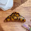 Grampo de Tubarão Leopardo Vintage Francês para Parte de Trás da Cabeça Acessório de Cabelo por Xia Wei Yi Etiqueta Dourada Acetato