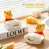 Caja de jabón de Winnie the Pooh para baño, instalación sin taladro, soporte de jabón para el hogar, diseño de dibujos animados, drenaje de agua, sin acumulación de agua, estante de almacenamiento