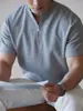 Camiseta de Algodón Mezclado con Textura de Gofre Gris para Hombre 2026 Verano Nuevo Estilo Casual Abierta a Mitad Manga Corta de Punto