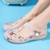 Zuecos Personalizados de Nuevo Estilo para Mujer 2026 Ligeros Antideslizantes Sandalias Planas de Verano para Exteriores de Punta Cerrada Zapatos de Gelatina para Playa para Mujer
