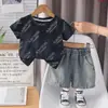 Conjunto Estiloso de Menino com Estampa, Gola Redonda e Manga Curta 2026 Novo Modelo Conjunto de Manga Curta para Meninos com Letras de Strass e Gola Redonda Tendência