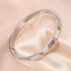 Pulsera Retro Versátil Transfronteriza Chapada en Oro Incrustada con Diamantes para Mujer, Estilo de Lujo Ligero de Gama Alta, Elegantes Accesorios de Pulsera de Acero de Titanio