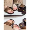 Sandalias elegantes y cómodas para uso casual, perfectas para salidas a la playa, ir de compras y looks de lujo ligero en 2026. Sencillo y práctico para reuniones pequeñas y salidas cotidianas