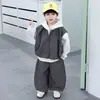 Conjunto de Tres Piezas de Dinosaurio para Bebé Niño Primavera y Otoño Estilo Coreano Conjunto de Chaleco Casual Elegante para Niños Ropa de Otoño para Niños