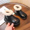 Zapatos para Niñas Botas para Niños 2025 Invierno Nuevas Botas Cortas de Terciopelo para Niñas Zapatos Cálidos de Algodón para Bebé Botas de Cuero con Suela Suave