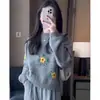 Top de crochet de punto gris de alta gama, capa base engrosada, perfecto para figuras petite, popular suéter suave y acogedor de otoño/invierno para mujer