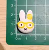 Cabeça de Coelho Cartoon com Orelhas Longas e Óculos Acessórios de Resina DIY Feito à Mão Presilha de Cabelo Capa de Celular Ímã de Geladeira Chaveiro Faixa de Cabeça