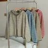 Cárdigan de Punto con Capucha y Raya Roja de Contraste para Mujer Otoño Invierno Nuevo Estilo Holgado Perezoso Abrigo Suéter Estudiante