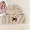Chapéu de Lã Bordado com Letras Versátil Estilo Coreano para Mulheres Inverno Quente Proteção para Orelhas Chapéu de Tricô Pulôver Chapéu Espessado à Prova de Frio