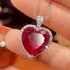 Novo Modelo 2024 Zhuang Shengsheng Joias Base de Cobre Banhado a Ouro Corindo Vermelho Simulado Espinélio Azul Pingente em Forma de Coração para Mulheres 15*15