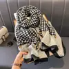 Novo Lenço Estampado Estilo Coreano de Algodão e Linho Imitado para Transmissão ao Vivo 2025 Cachecol Quente Clássico Europeu e Americano para Outono e Inverno com Xale