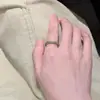 Anillo retro estilo vintage para mujer, versátil y moderno, adecuado para apilar, con un diseño único y elegante microincrustado, anillo para el dedo índice estilo ins, nuevo modelo de moda
