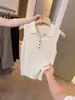 Atuendo Estilo Old Money: Chaleco de Punto de Verano para Mujer con Cuello Polo en Color Lino, Top sin Mangas de Alta Gama y Exquisitamente Hermoso