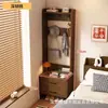 Criado-mudo na cor nogueira com ganchos, prateleiras de armazenamento e gavetas duplas - uma solução de armazenamento multifuncional para quartos pequenos
