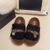 Pantuflas peludas de suela gruesa de moda para mujer, nueva moda otoño e invierno 2026, pantuflas de algodón tipo slip-on rizadas y esponjosas de peluche