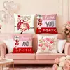 Fronha de almofada para decoração de casa com atmosfera de feriado do Dia dos Namorados em tons de rosa, com esquema de cores suave e fofo, elementos florais e de letras
