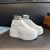 Tênis brancos de couro macio com sola grossa para mulheres, tênis versáteis mais vendidos para o verão e outono de 2026, sapatos casuais esportivos da moda com sola macia antiderrapante