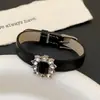 Pulseira com Fivela de Cinto Simples em Liga de Zircônio para Mulheres, Material de Couro, Design de Nicho de Luxo Leve, Joia de Amizade Exquisita e Elegante