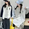 Chaqueta de Béisbol para Niñas 2026 Primavera Nuevo Color Bloqueo Cuello Redondo Bordado de Dibujos Animados Elegante Chaqueta de Primavera y Otoño Top