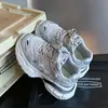 Tênis de solado grosso resistentes ao desgaste estilo "dad shoes" para meninas, nova moda outono 2026, sapatos de malha versáteis, tênis esportivos casuais confortáveis para meninos