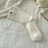 Meias quentes grossas de outono e inverno, novas, de tecido padrão, com felpa, amigáveis à pele, quentes, meias de cano de veludo, meias doces com padrão de amor, meias com barra dobrada