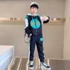 Terno para meninos Primavera e Outono 2024 Novo Outono Esportes Moda Moda Grandes Roupas Infantis Conjunto de Duas Peças para Meninos