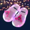 Pantuflas luminosas para niños niños y niñas uso interior y exterior lindos dibujos animados niños medianos y grandes bebé sandalias de casa verano
