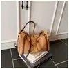Novo Modelo Outono 2025 com Bolsa de Ombro em Couro Fosco, Bolsa Tote Transversal Estilo Europeu e Americano, Grande Capacidade para o Dia a Dia