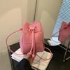 Textura de alta calidad Bolso pequeño para mujer Verano 2023 Nuevo Diseño Nicho Bolso de hombro cruzado para mujer Bolso bombonera explosivo