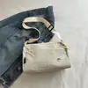 Bolsa transversal pequena leve transfronteiriça feminina nova estilosa versátil horizontal de ombro único pequena para viagem deslocamento cor sólida