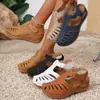Sandalias estilo romano, un artículo popular de verano para mujer, nuevo diseño transfronterizo, disponible en tallas grandes, con diseño de punta cerrada y estilo de cuña con correa única calada 2026