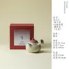 Fanru, pintado à mão com um esmalte vermelho flamejante, apresentando um design de nove raposas, uma xícara de chá de pé alto e um conjunto de chá de cerâmica para o chá Kung Fu