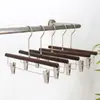 Percha para pantalones de madera maciza en color nogal negro, especialmente para tiendas de ropa, para uso doméstico y de hotel, sin marcas, antideslizante, percha con pinza de madera para pantalones al por mayor