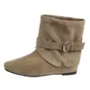 Otoño 2026 Nuevo Estilo Botas de Gamuza con Tacón Oculto Puntiagudas con Hebilla Apiladas para Mujer Calzado de Moda Versátil de Suela Suave a Media Pantorrilla