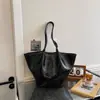 Bolsa tote grande de outono/inverno transfronteiriça nova para mulheres, bolsa de ombro simples e fashion 2026, adequada para trabalho e deslocamento, e pode ser carregada sob o braço