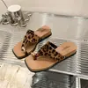 Chanclas casuales de meter a la moda para mujer, nuevo estilo verano 2026, sandalias de cuña con suela gruesa, zapatos de playa abiertos con estampado de leopardo