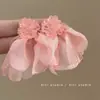 Brincos de Flor de Chiffon com Atmosfera Super Feérica para Mulheres 2025 Novos Brincos de Estilo Festivo Doce Elegante Deixam o Rosto Menor