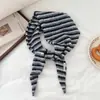 2026 Nuevo Estilo Coreano Bufanda Triangular de Punto Rayada Chal para Mujer Moda Otoño/Invierno Versátil Ropa Exterior Cárdigan