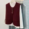 Foto real de un chaleco de punto de alta gama para mujer, con un diseño minimalista y chic de estilo francés, perfecto para llevar sobre una chaqueta de traje o como prenda exterior.