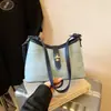 Nova Bolsa de Ombro Jeans Azul Claro 2026 com Pingente de Ursinho Fofo, Bolsa Transversal Versátil Estilo Coreano, Design Simples para Uso Diário
