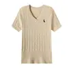 2025 Nova Camiseta Branca de Malha Coreana com Decote V de Manga Curta para Reduzir a Idade, Top de Malha de Coelho Slim e Fofo para Verão Feminino