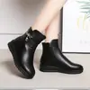 Zapatos para mamá 2026 estilo nuevo de invierno, botas de algodón forradas de felpa, suela suave, engrosados para abrigar, suela plana, zapatos de cuero para mujeres de mediana edad y mayores, botas cortas para mujer