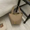 Moda Retro de Invierno 2025 Bolso Cruzado de Hombro Único Nicho Casual Tendencia Viajero Bolso Cubo de Alto Valor