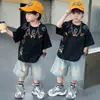 Conjunto de Verão Masculino de Manga Curta 2026 Novo Estilo Lindo Bebê Menino Shorts Jeans Conjunto de Duas Peças Roupas de Verão para Crianças