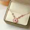 Collar de Trébol de Cuatro Hojas Rosa Flor de Cerezo Dulce para Mujer 2025 Nuevo Lujo Accesible Cadena para Clavícula Nicho Elegante Verano