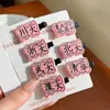 Presilhas de Cabelo Coloridas Divertidas com Texto Presilhas Bico de Pato para Mechas Laterais Venda por Atacado para Vendedores de Rua Acessórios de Cabelo de Um Dólar Acessórios de Cabeça para Mulheres Pacote Chamativo