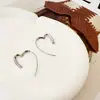 Brincos de Tarraxa Versáteis com Temperamento Transfronteiriço Europeu e Americano Simples Estética Fria em Aço Inoxidável Brincos em Forma de Coração para Mulheres Venda Quente Design de Nicho Ornamentos de Orelha
