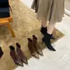 Novas botinhas de salto agulha bico fino estilo francês 2026 para mulheres, coleção de outono, com detalhes de fivela, botas de moda de salto alto, elegantes e emagrecem