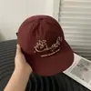 Boné de Baseball Retrô Americano com Bordado de Letras Aba Reta para Mulheres 2026 Nova Moda de Rua Boné de Baseball com Parte Superior Macia