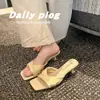 Zapatos de Tacón Alto de Media Pantorrilla 2026 Primavera/Verano Nuevos Estilo Francés Punta Cuadrada Punta Abierta Fruncidos de Tira Única Zapatos Mula para Mujer